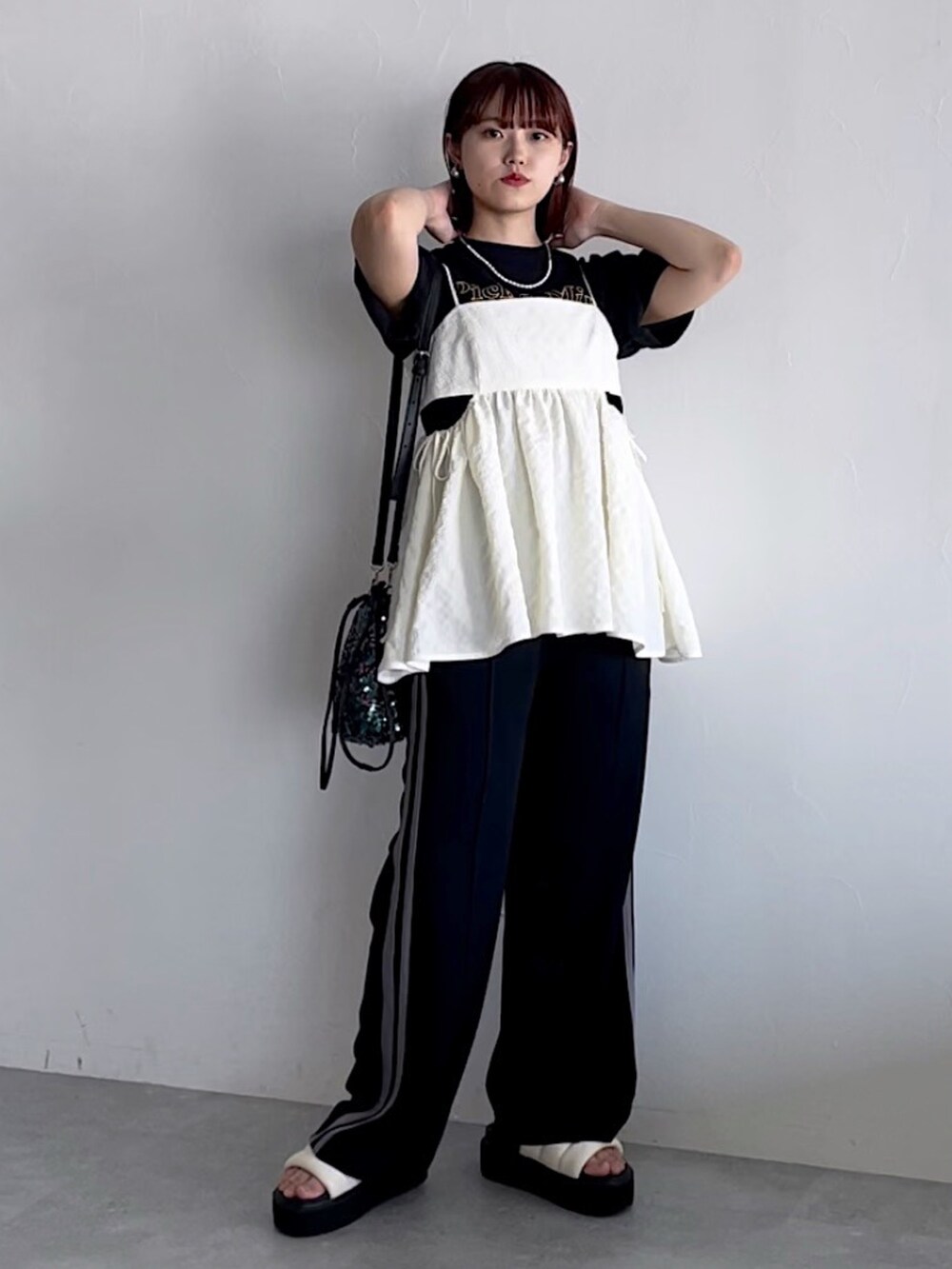 ホワイト系のキャミソール、ブラック系のスウェットパンツ、ブラック系のTシャツ/カットソーを着用したレディースの夏コーディネートの6枚目の写真