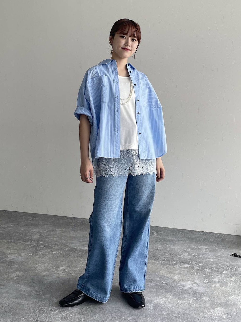 ブルー系のデニムパンツ、ブルー系のシャツ/ブラウス、ホワイト系のTシャツ/カットソーを着用したレディースの夏コーディネートの5枚目の写真