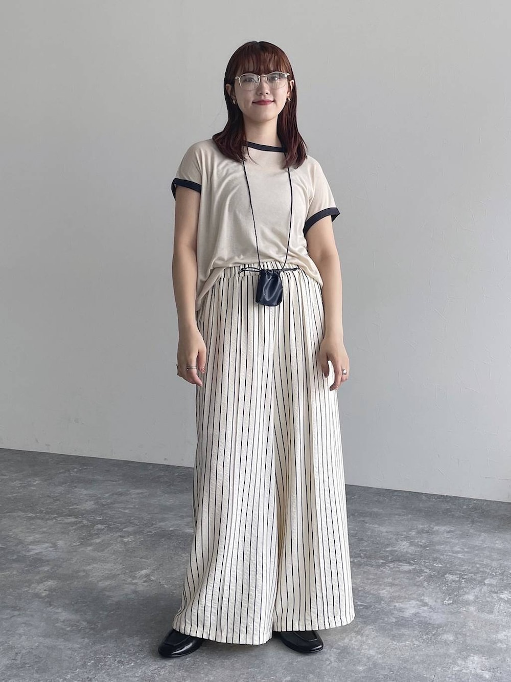 ホワイト系のその他パンツ、ホワイト系のTシャツ/カットソーを着用したレディースの夏コーディネートの3枚目の写真