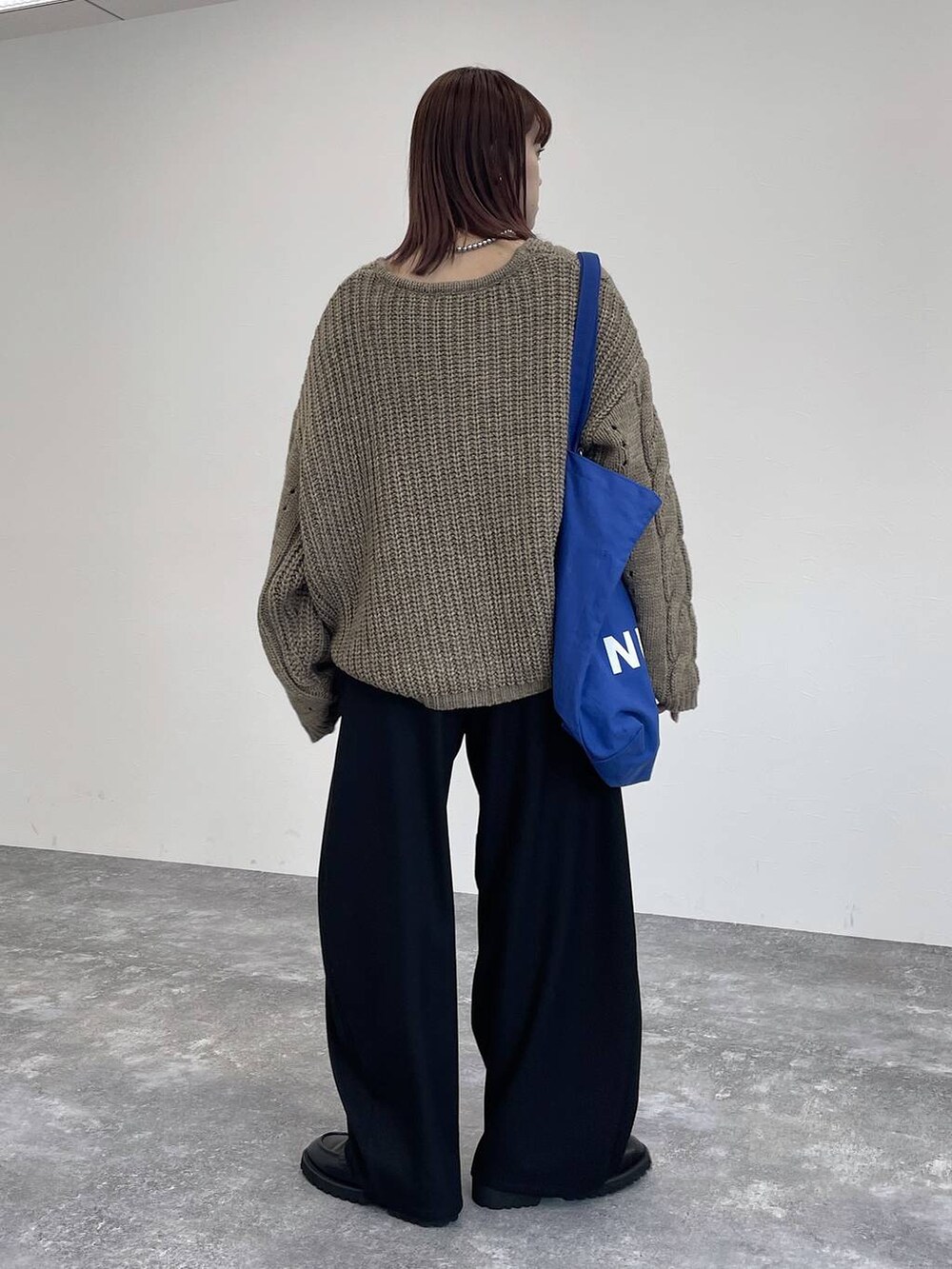 ブラック系のローファー、ブラック系のその他パンツ、ベージュ系のニット/セーターを着用したレディースの秋コーディネートの3枚目の写真