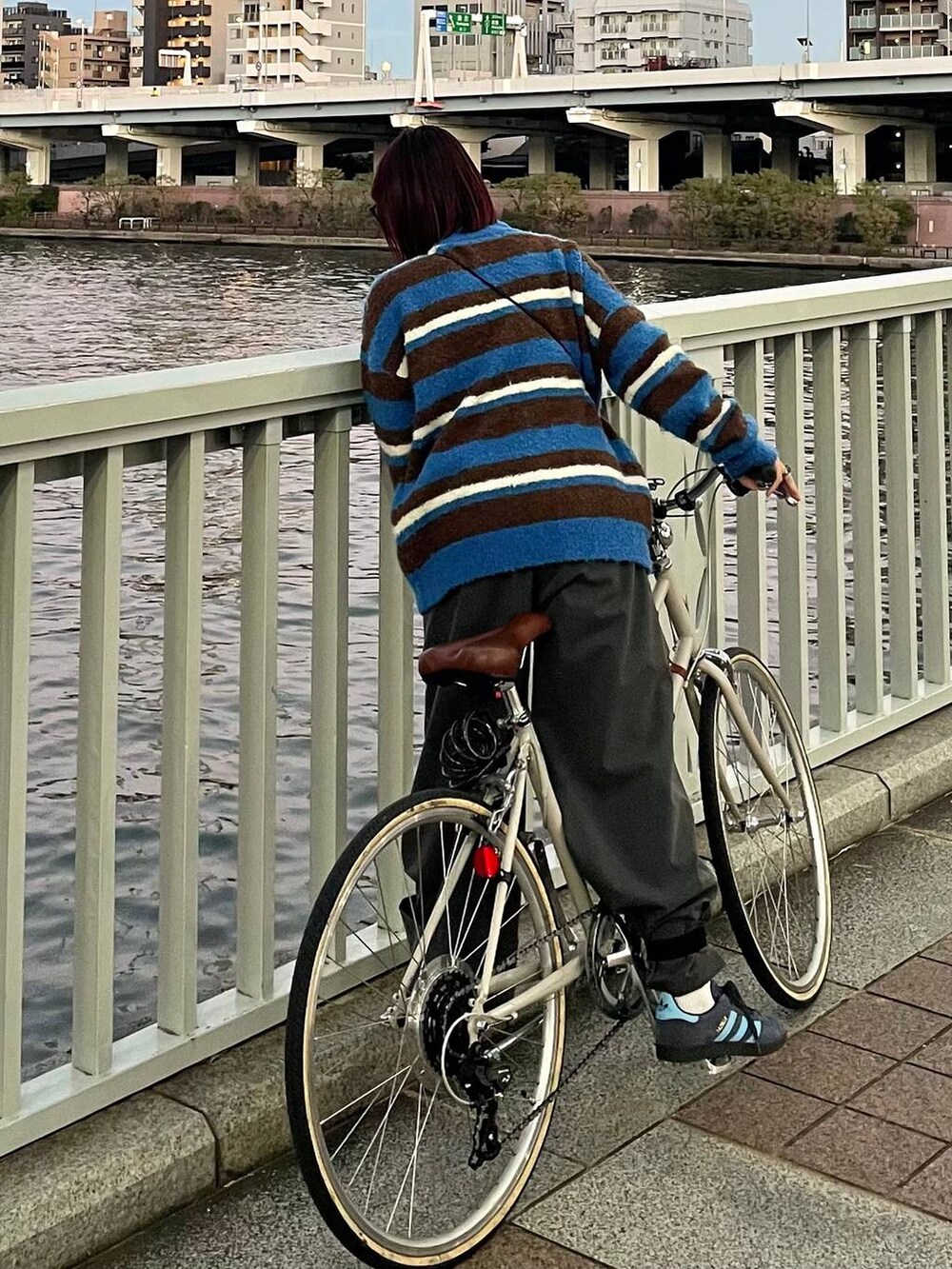 ブラック系のハンドバッグを着用したレディースの冬コーディネートの5枚目の写真