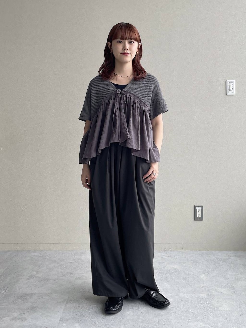 その他のベスト、ブラック系のその他パンツを着用したレディースの夏コーディネートの2枚目の写真