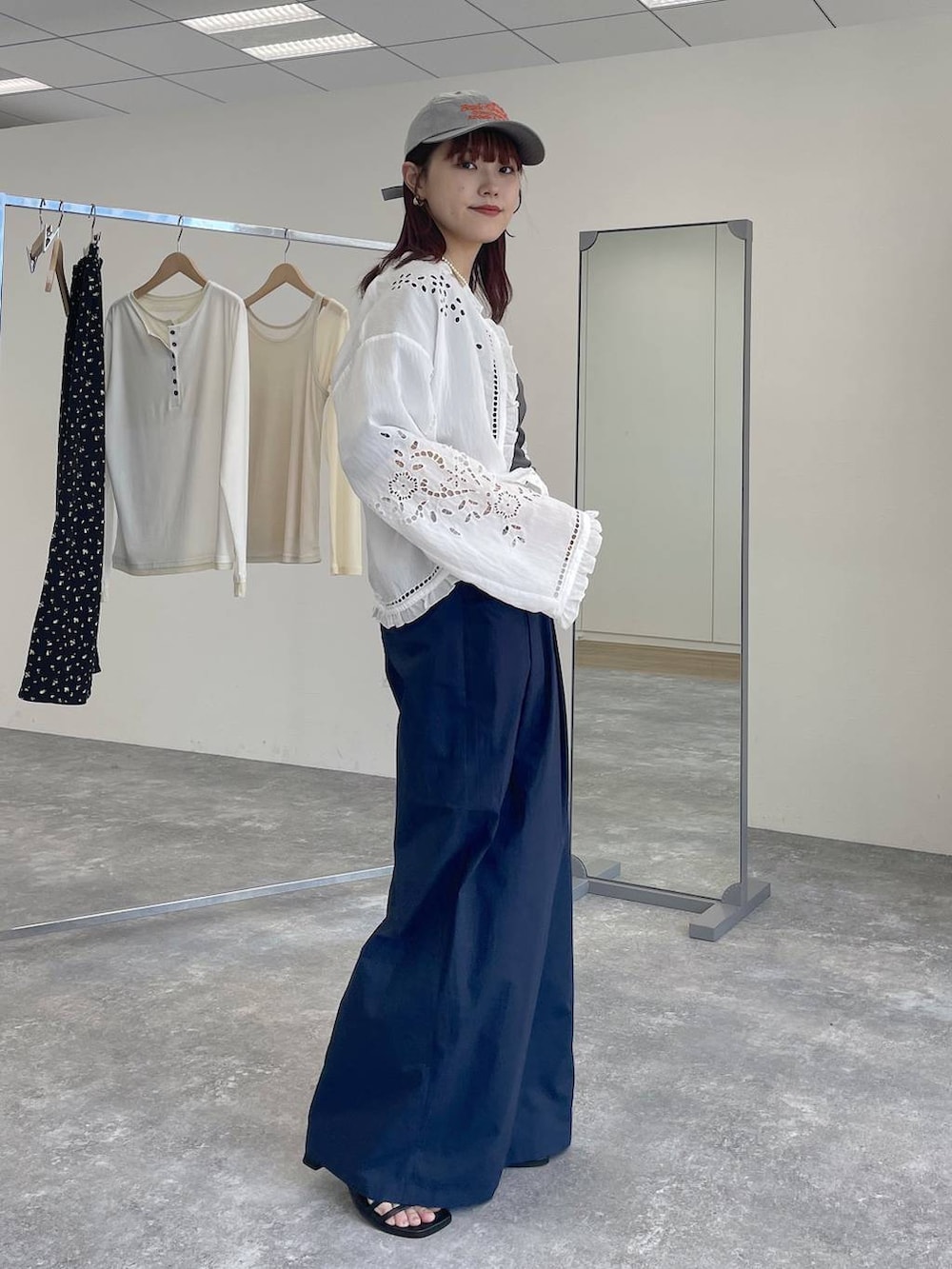 ホワイト系のシャツ/ブラウス、ブルー系のチノパンツを着用したレディースの春コーディネートの5枚目の写真