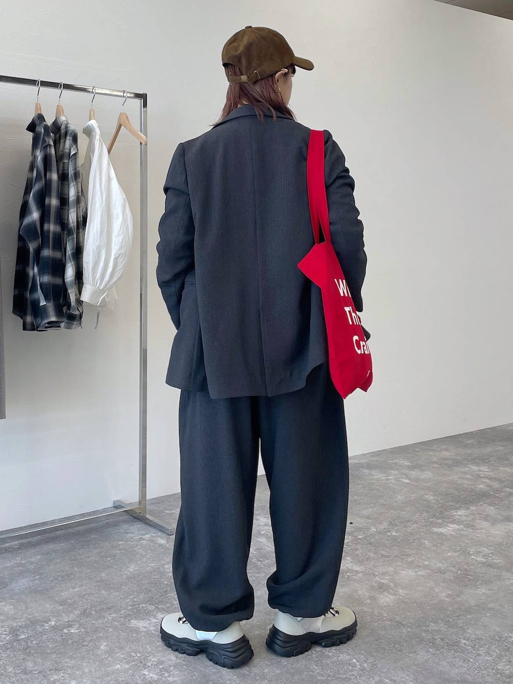 グレー系のその他パンツ、グレー系のテーラードジャケット、ホワイト系のスニーカーを着用したレディースの秋コーディネートの3枚目の写真