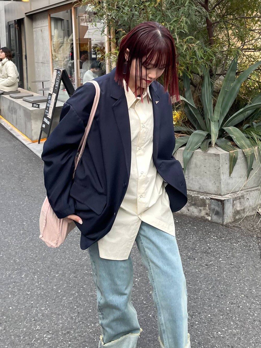 ブルー系のテーラードジャケット、ベージュ系のシャツ/ブラウス、ブルー系のデニムパンツを着用したレディースの春コーディネートの2枚目の写真