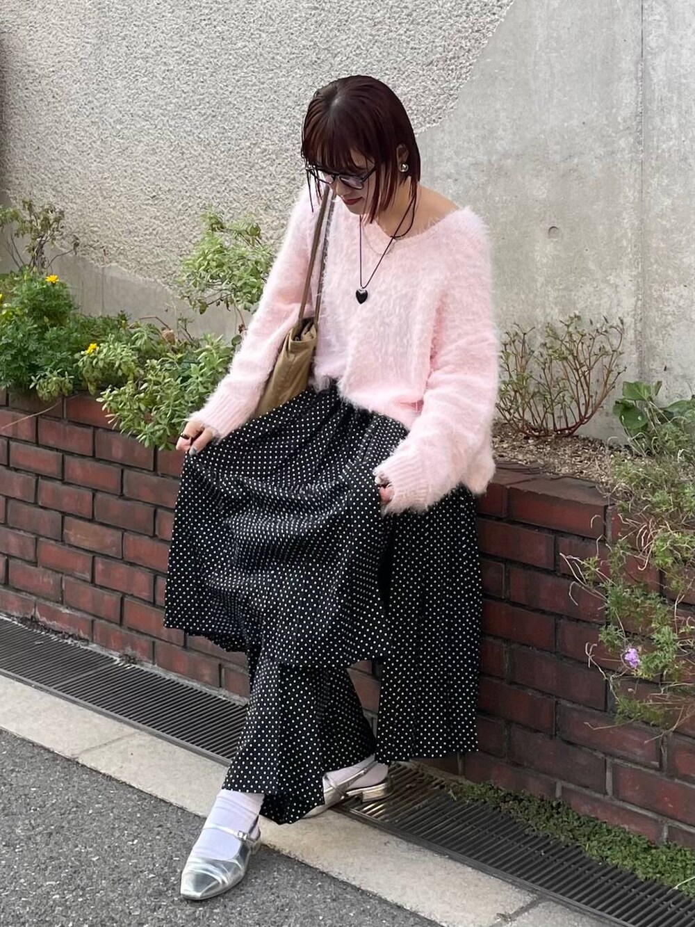 シルバー系のサンダル、ブラック系のその他パンツ、ブラック系のネックレスを着用したレディースの秋コーディネートの2枚目の写真