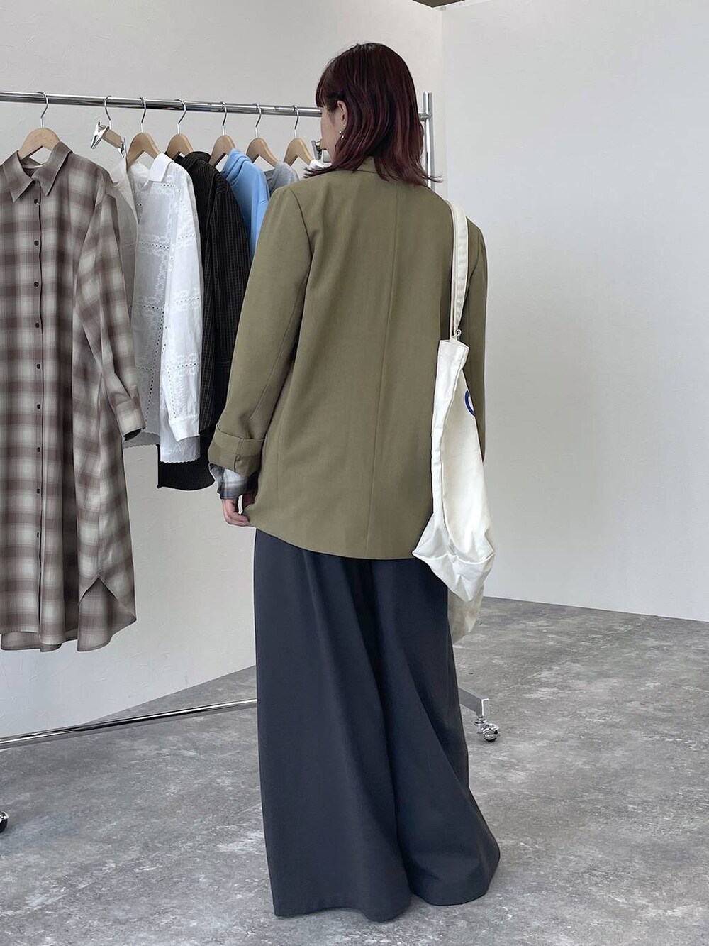 その他のその他パンツ、その他のシャツ/ブラウス、ベージュ系のテーラードジャケットを着用したレディースの秋コーディネートの3枚目の写真