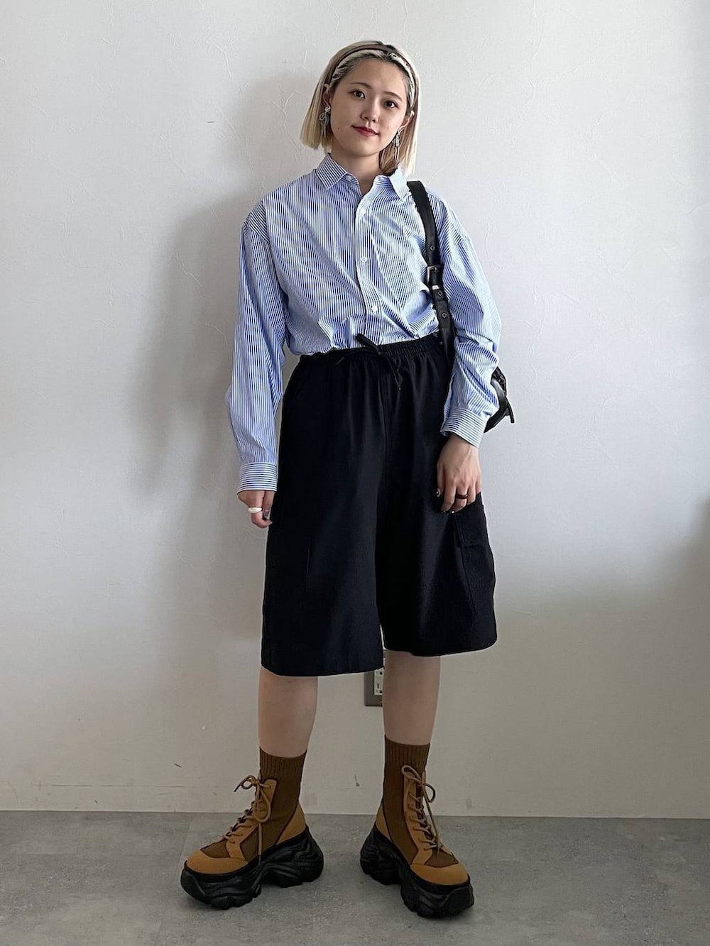 「シャツ、シャツスタイル、キッズ服、低身長、カジュアル、着痩せ・細見え、PAGEBOY、骨格ストレート_PAGEBOY、ブルベ夏_PAGEBOY、エレガント_PAGEBOY、GLOBAL WORK、ハーフパンツ、秋コーデ」｜「PAGEBOYのレースアップソックスブーツ（ブーツ、ブラウン系）」を使った、mitaさん（レディース・155cm）の秋コーディネートの8枚目の写真