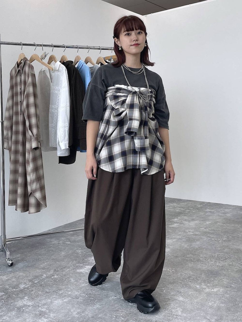 ブラック系のTシャツ/カットソー、ブラウン系のその他パンツ、その他のシャツ/ブラウスを着用したレディースの秋コーディネートの5枚目の写真