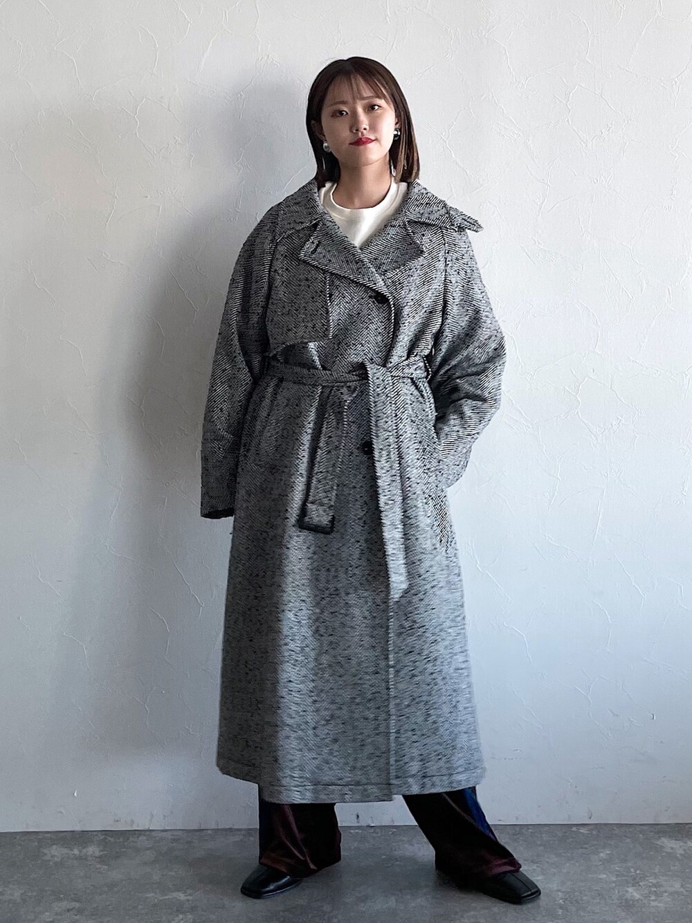 その他のジャケット/アウター、ブラウン系のその他パンツ、ブラック系のブーツを着用したレディースの秋コーディネートの4枚目の写真