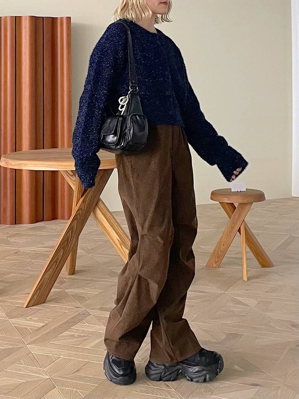 ブラック系のスニーカー、ホワイト系のショルダーバッグ、ブラウン系のその他パンツを着用したレディースの冬コーディネートの4枚目の写真