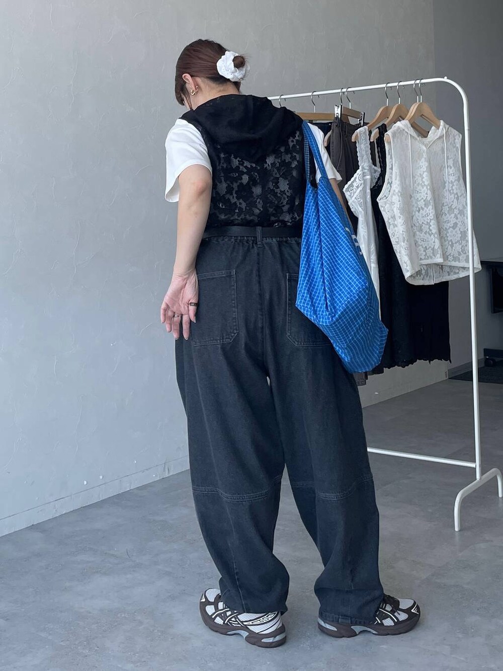 ブラック系のベルトを着用したレディースの夏コーディネートの3枚目の写真