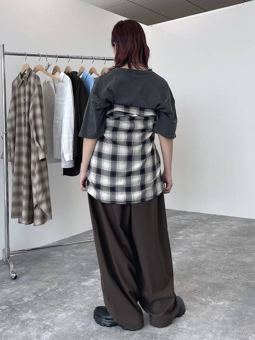 ブラック系のTシャツ/カットソー、ブラウン系のその他パンツ、その他のシャツ/ブラウスを着用したレディースの秋コーディネートの4枚目の写真