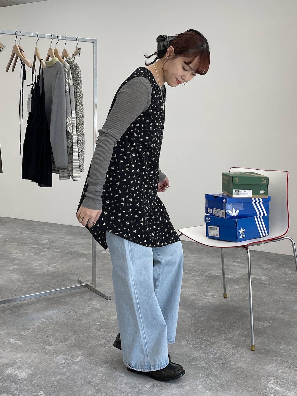 グレー系のニット/セーター、ブルー系のデニムパンツを着用したレディースの春コーディネートの3枚目の写真