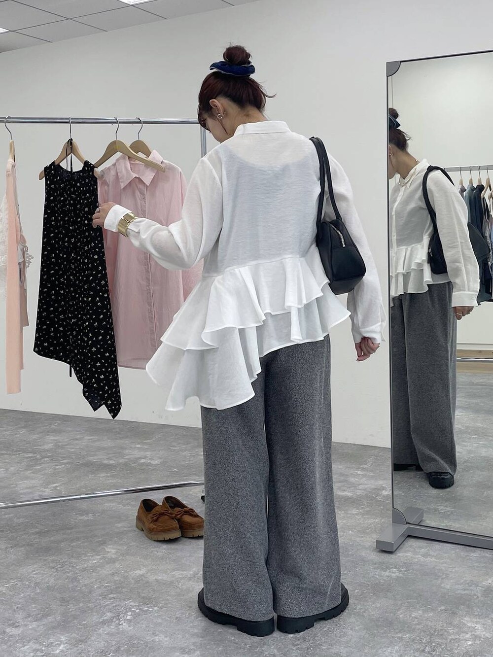 ブラック系のその他パンツ、ホワイト系のシャツ/ブラウスを着用したレディースの冬コーディネートの2枚目の写真