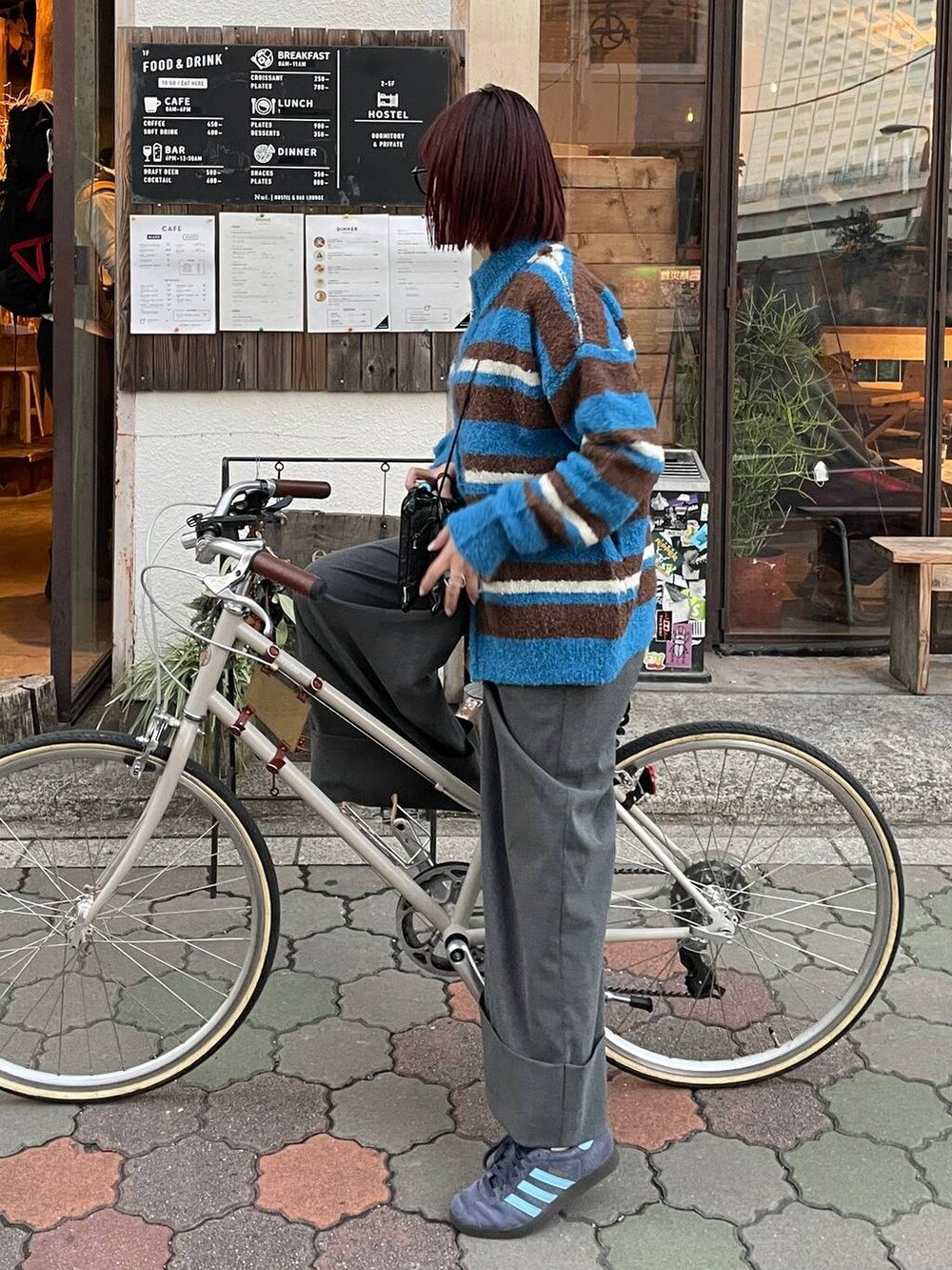 ブラック系のハンドバッグを着用したレディースの冬コーディネートの6枚目の写真