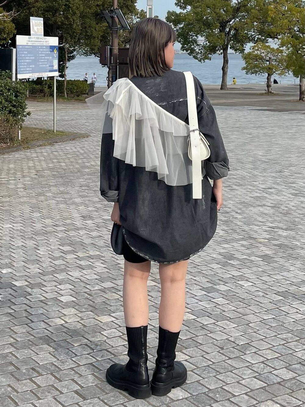 ブラック系のその他パンツ、ブラック系のシャツ/ブラウス、ホワイト系の付け襟を着用したレディースの冬コーディネートの2枚目の写真