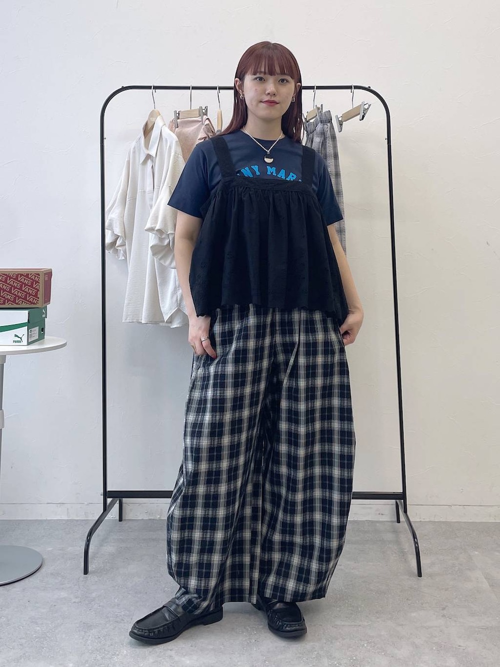 ブラック系のベスト、ブルー系のTシャツ/カットソーを着用したレディースの春コーディネートの6枚目の写真