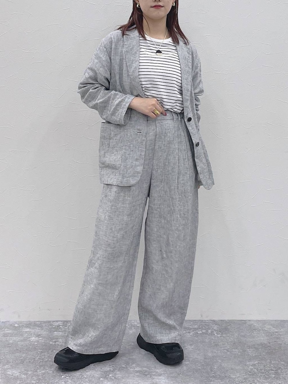 その他のその他パンツ、その他のTシャツ/カットソーを着用したレディースの春コーディネートの5枚目の写真