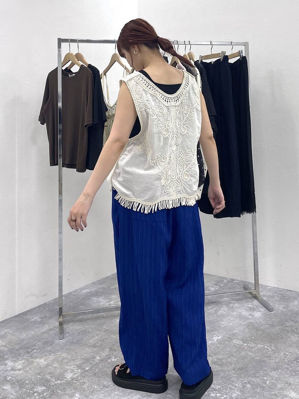 ベージュ系のシャツ/ブラウス、ブルー系のその他パンツ、ブラック系のサンダルを着用したレディースの夏コーディネートの3枚目の写真