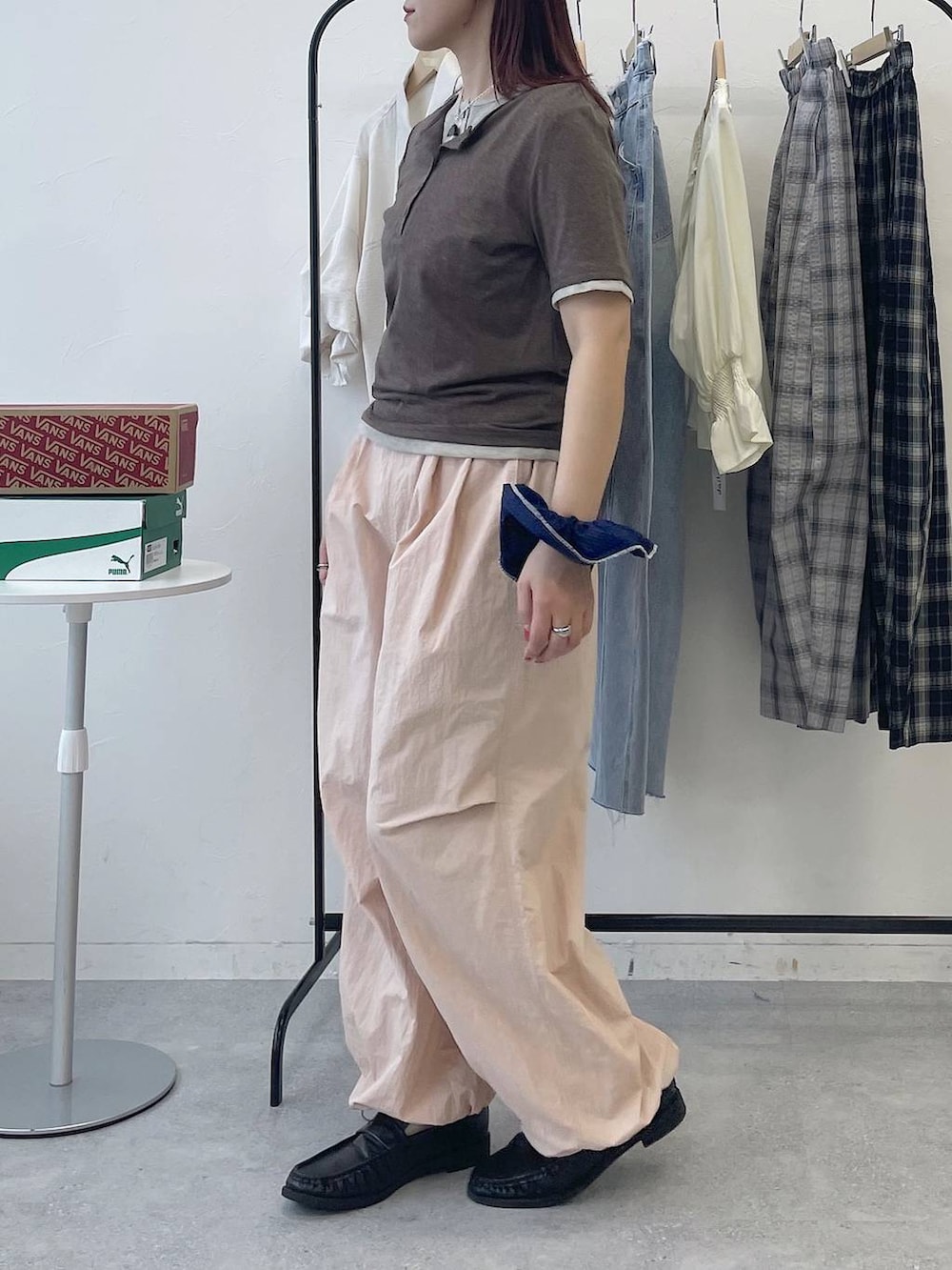 ピンク系のカーゴパンツを着用したレディースの春コーディネートの5枚目の写真