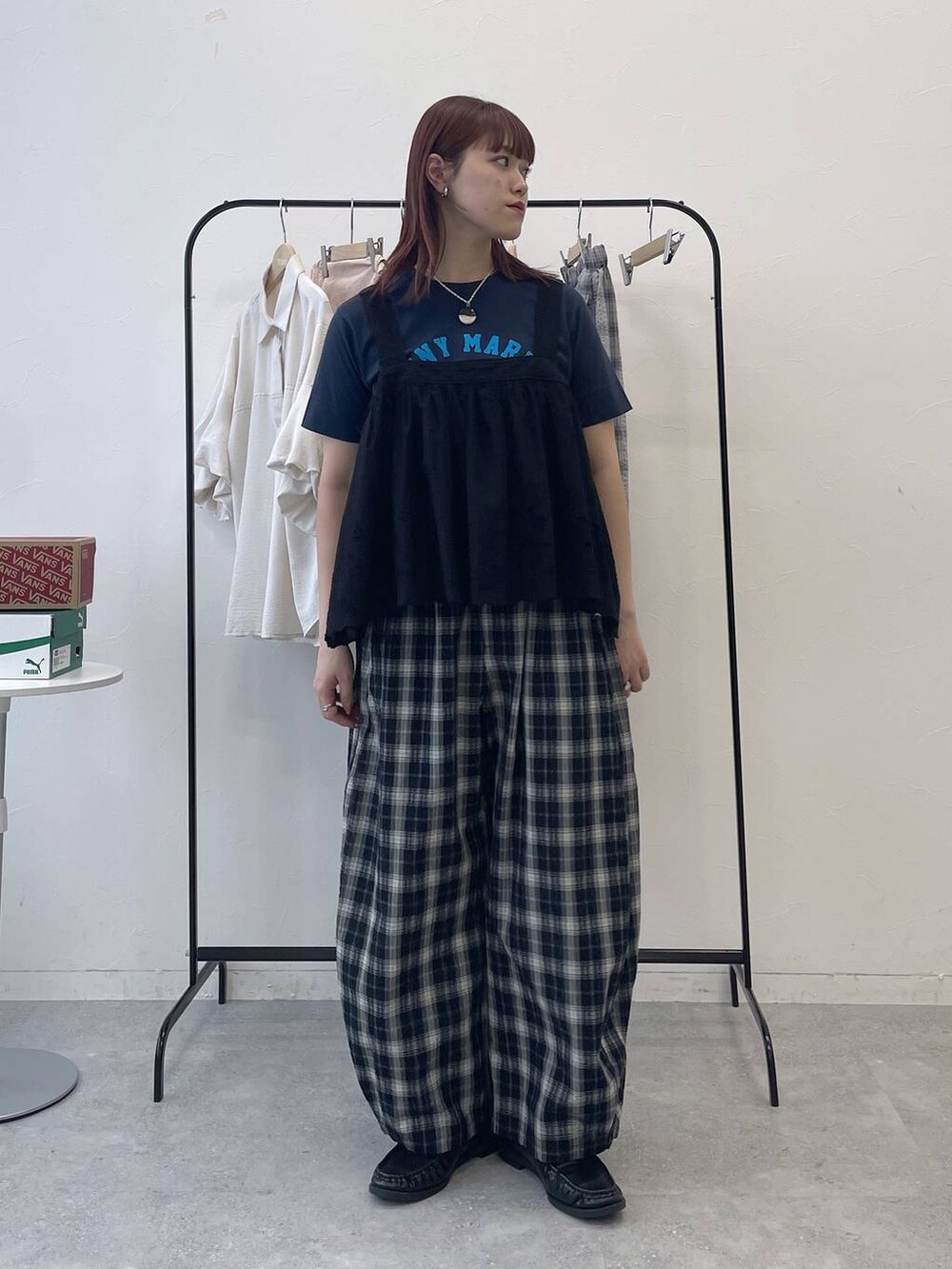 ブラック系のベスト、ブルー系のTシャツ/カットソーを着用したレディースの春コーディネートの2枚目の写真