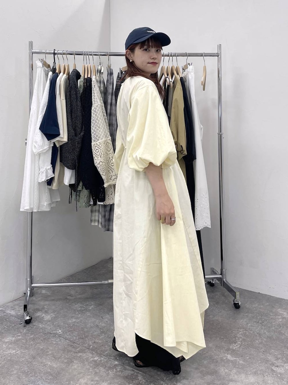 ブラック系のパンプス、ブラック系のデニムパンツ、ベージュ系のワンピースを着用したレディースの夏コーディネートの2枚目の写真