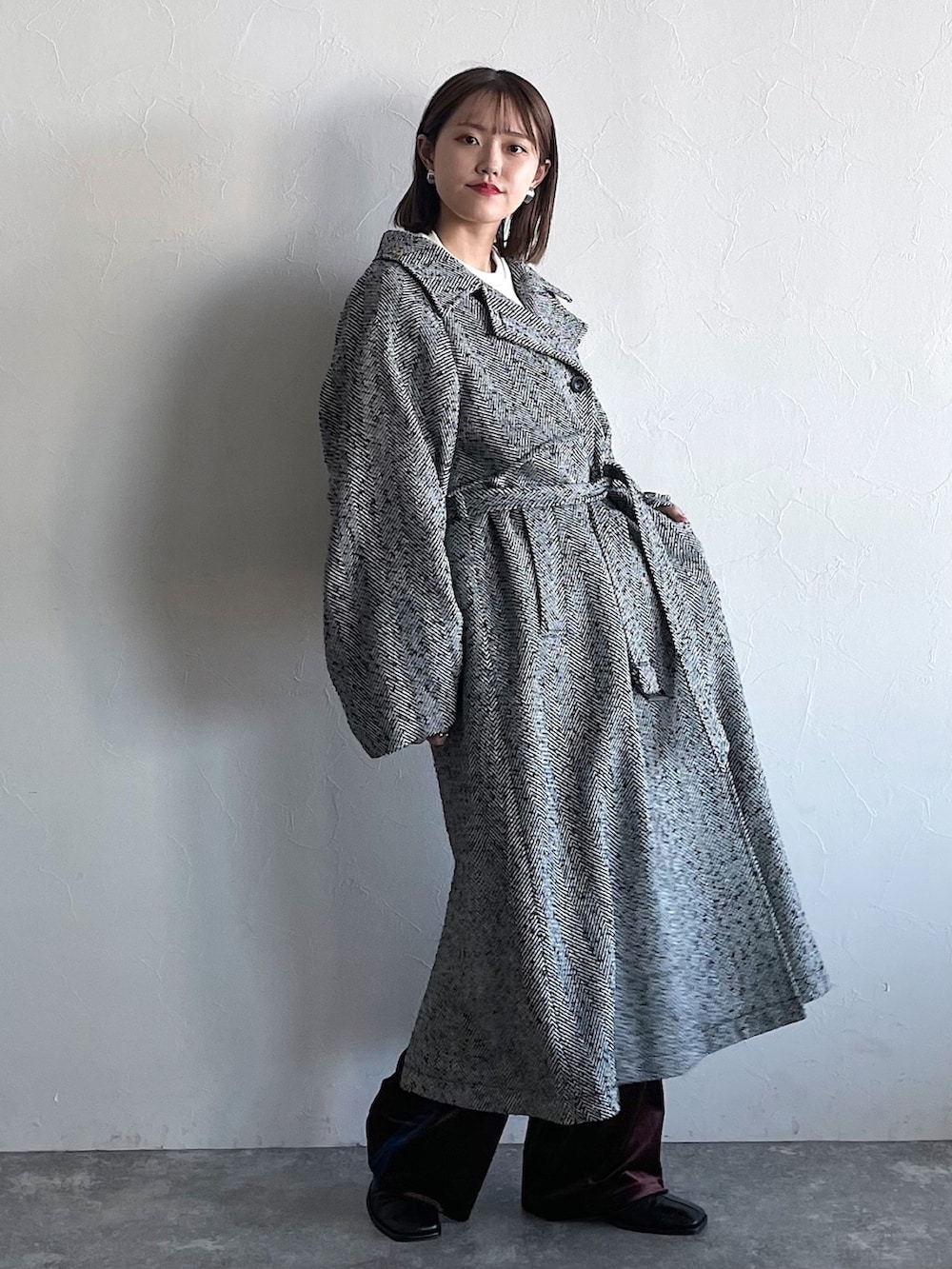 その他のジャケット/アウター、ブラウン系のその他パンツ、ブラック系のブーツを着用したレディースの秋コーディネートの7枚目の写真