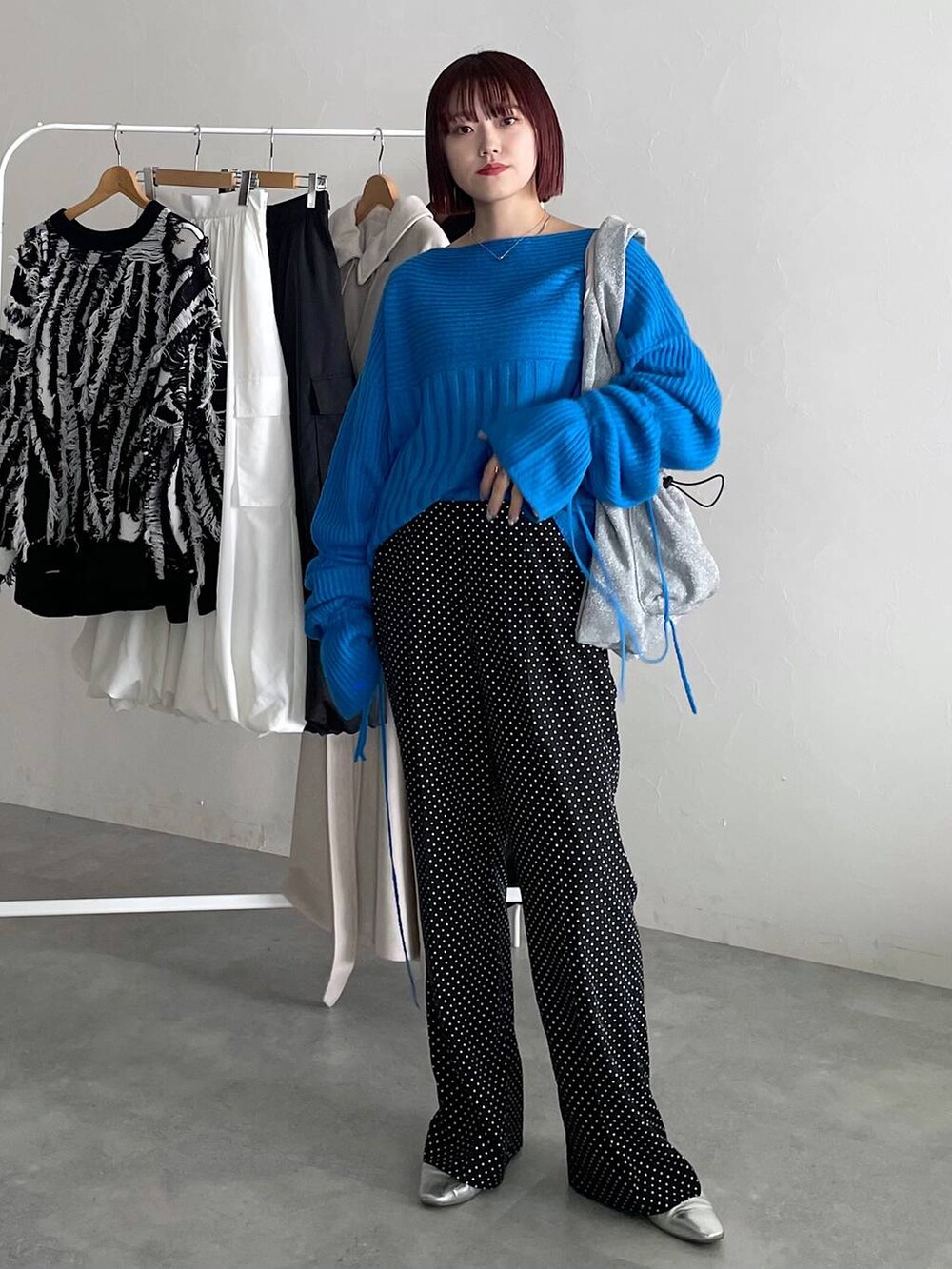ブラック系のその他パンツ、ブルー系のニット/セーターを着用したレディースの秋コーディネートの7枚目の写真