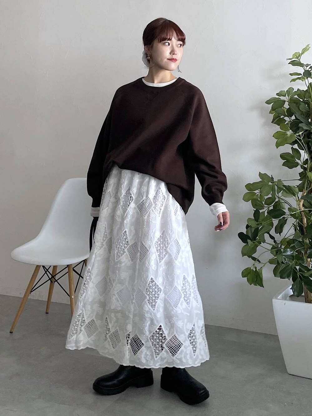 ホワイト系のTシャツ/カットソー、グレー系のニット/セーターを着用したレディースの秋コーディネートの3枚目の写真