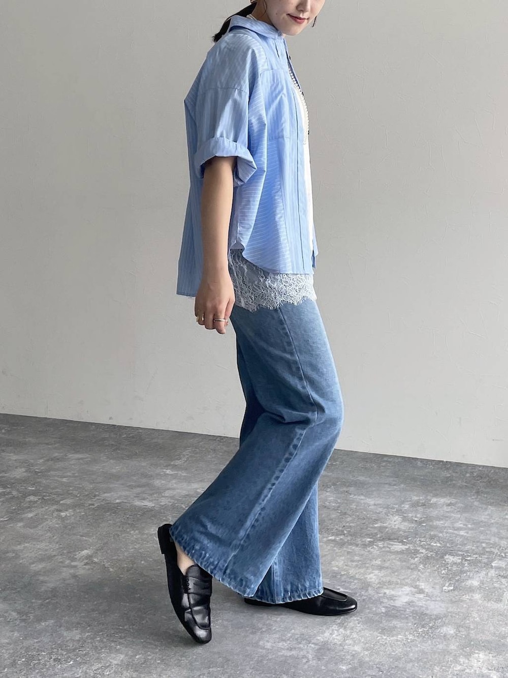 ブルー系のデニムパンツ、ブルー系のシャツ/ブラウス、ホワイト系のTシャツ/カットソーを着用したレディースの夏コーディネートの3枚目の写真