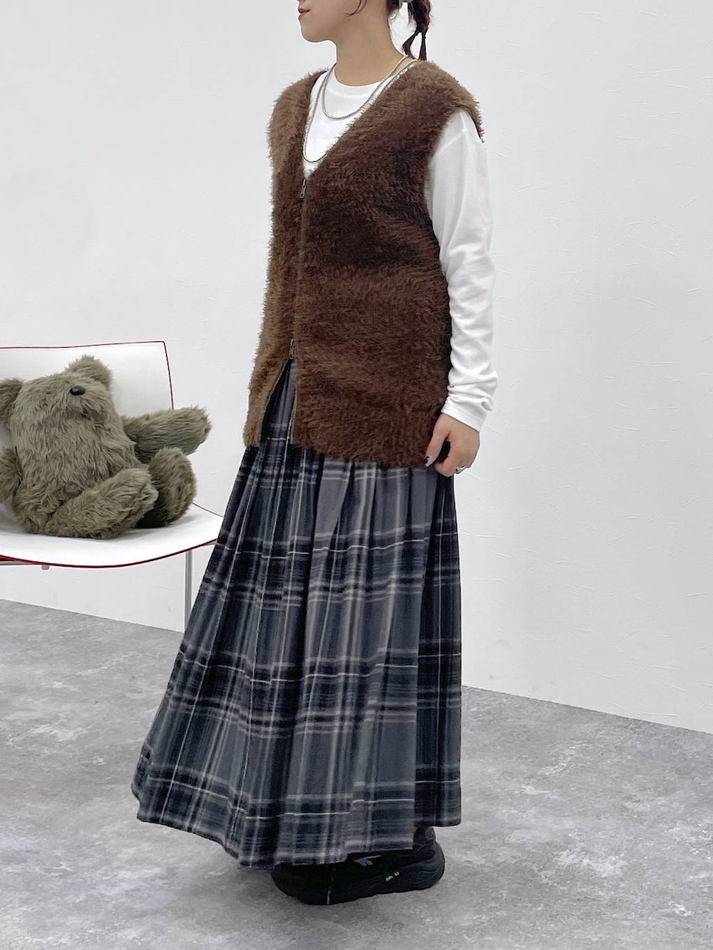 ホワイト系のTシャツ/カットソー、グレー系のスカートを着用したレディースの秋コーディネートの5枚目の写真