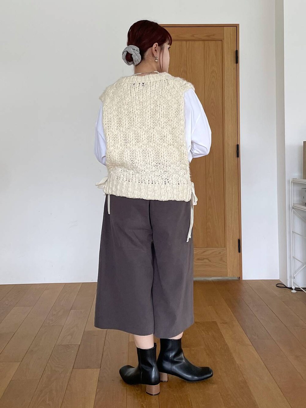 その他のTシャツ/カットソー、グレー系のその他パンツ、ホワイト系のベストを着用したレディースの秋コーディネートの4枚目の写真