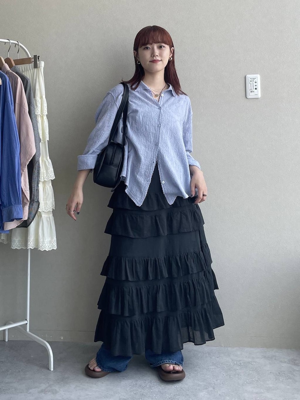 ブラック系のショルダーバッグ、その他のスカート、ブルー系のシャツ/ブラウスを着用したレディースの秋コーディネートの5枚目の写真