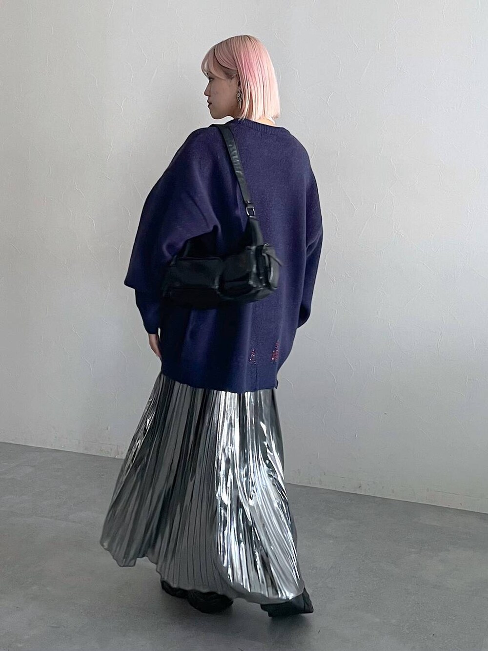 ブラック系のブーツ、ブラック系のショルダーバッグ、グレー系のスカートを着用したレディースの秋コーディネートの5枚目の写真