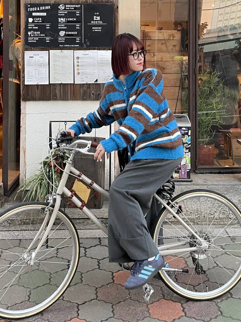 ブラック系のハンドバッグを着用したレディースの冬コーディネートの3枚目の写真