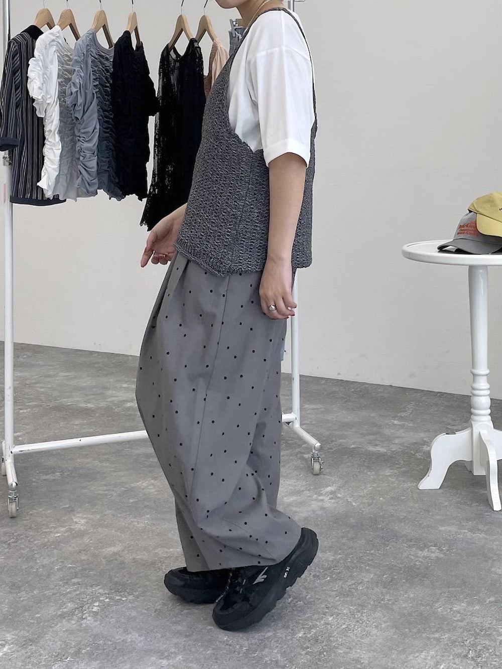 グレー系のベスト、ホワイト系のTシャツ/カットソーを着用したレディースの春コーディネートの3枚目の写真