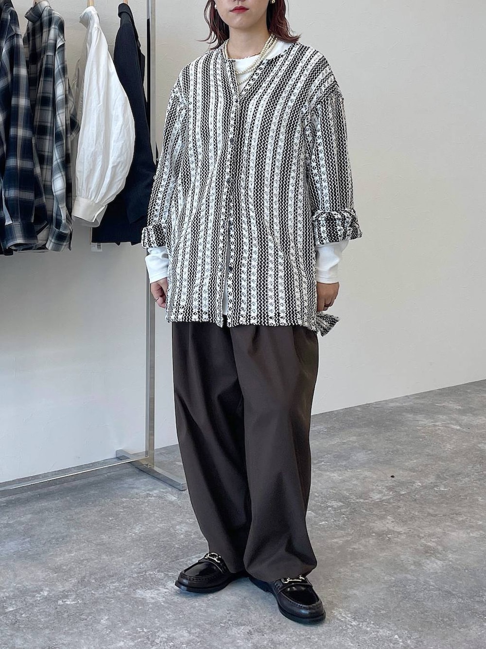 ブラウン系のその他パンツ、グレー系のTシャツ/カットソー、その他のシャツ/ブラウスを着用したレディースの秋コーディネートの5枚目の写真