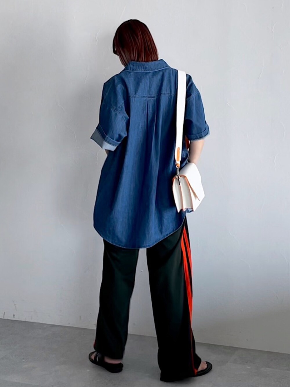 グリーン系のスウェットパンツ、ブルー系のシャツ/ブラウス、ベージュ系のタンクトップを着用したレディースの夏コーディネートの7枚目の写真