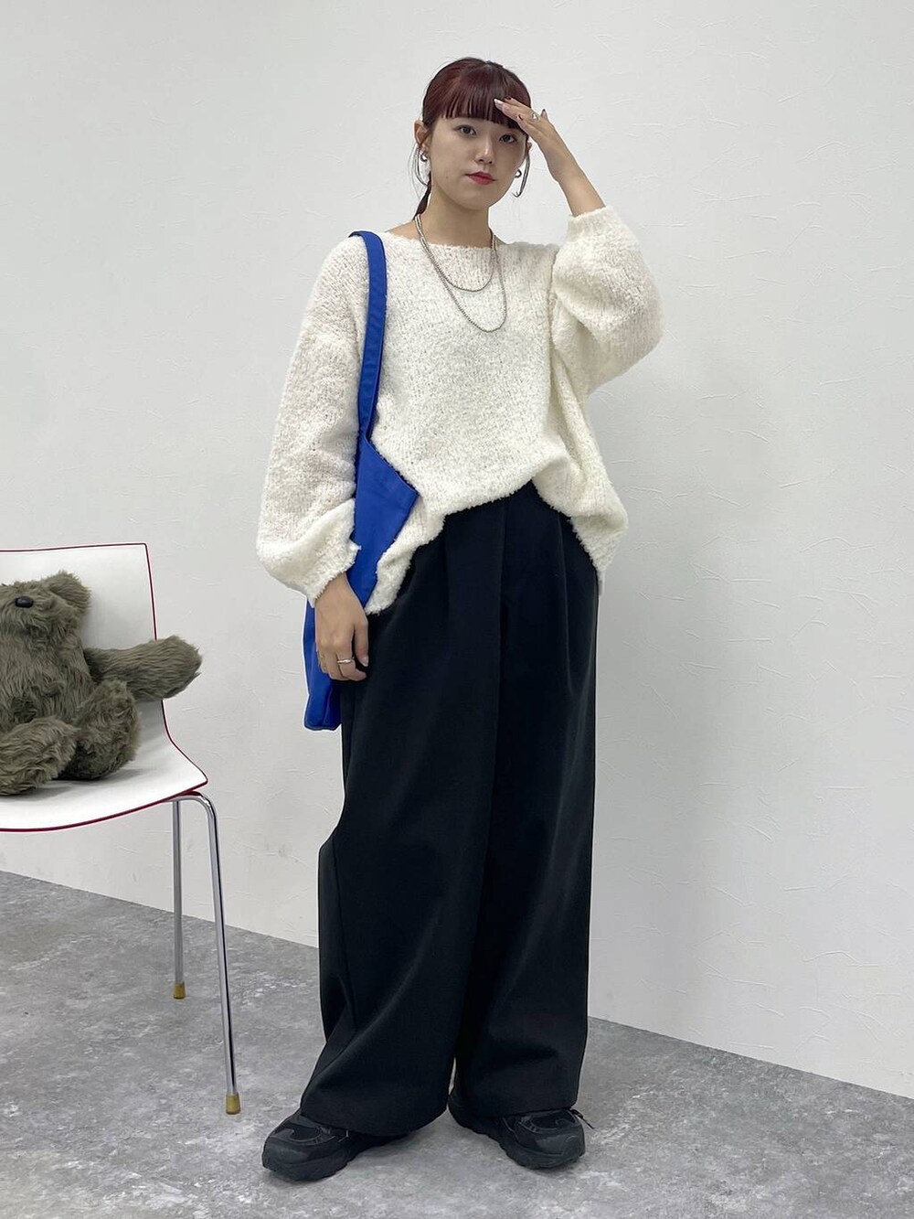 ブラック系のその他パンツ、ベージュ系のニット/セーターを着用したレディースの秋コーディネートの5枚目の写真