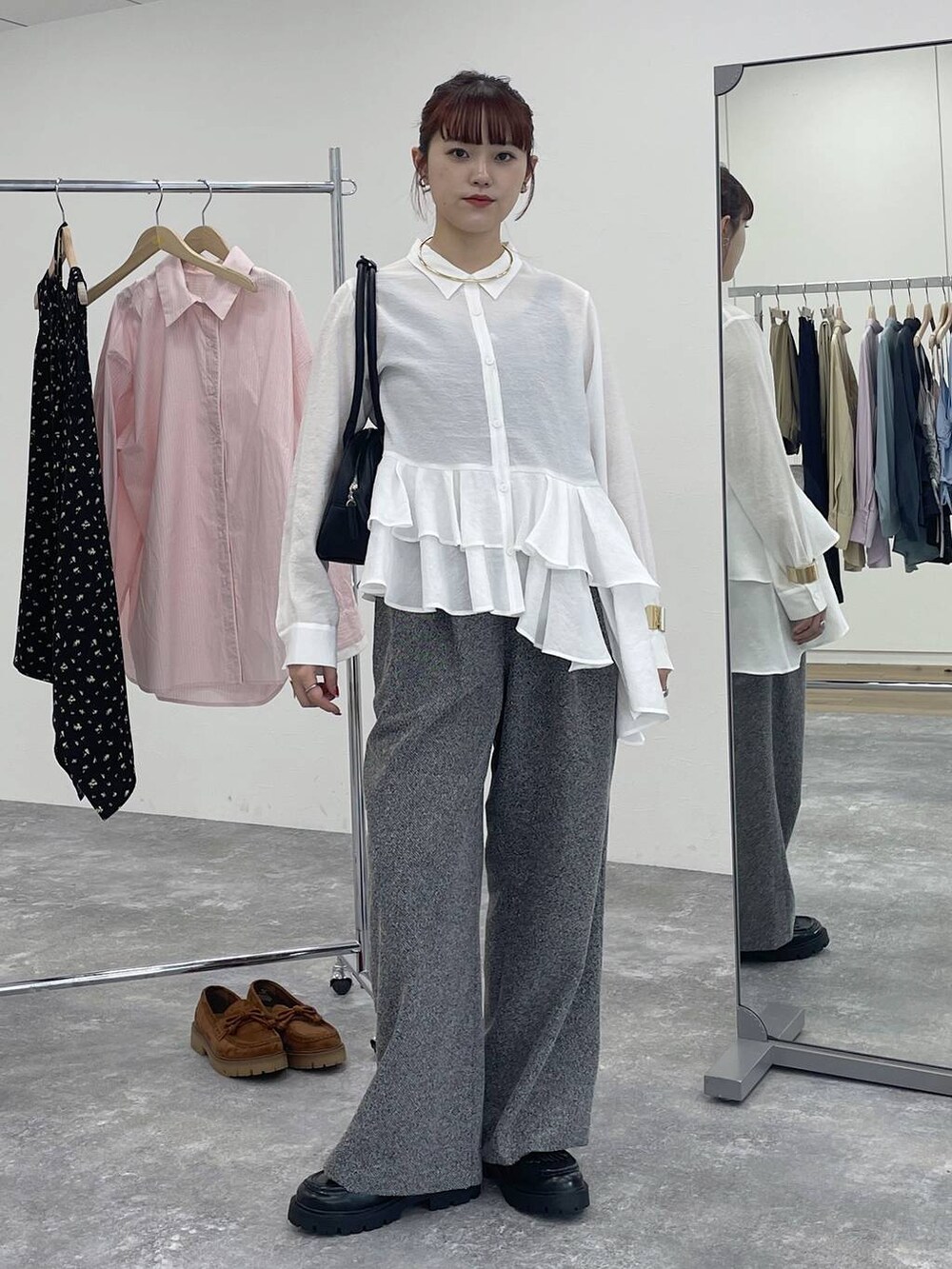 ブラック系のその他パンツ、ホワイト系のシャツ/ブラウスを着用したレディースの冬コーディネートの3枚目の写真