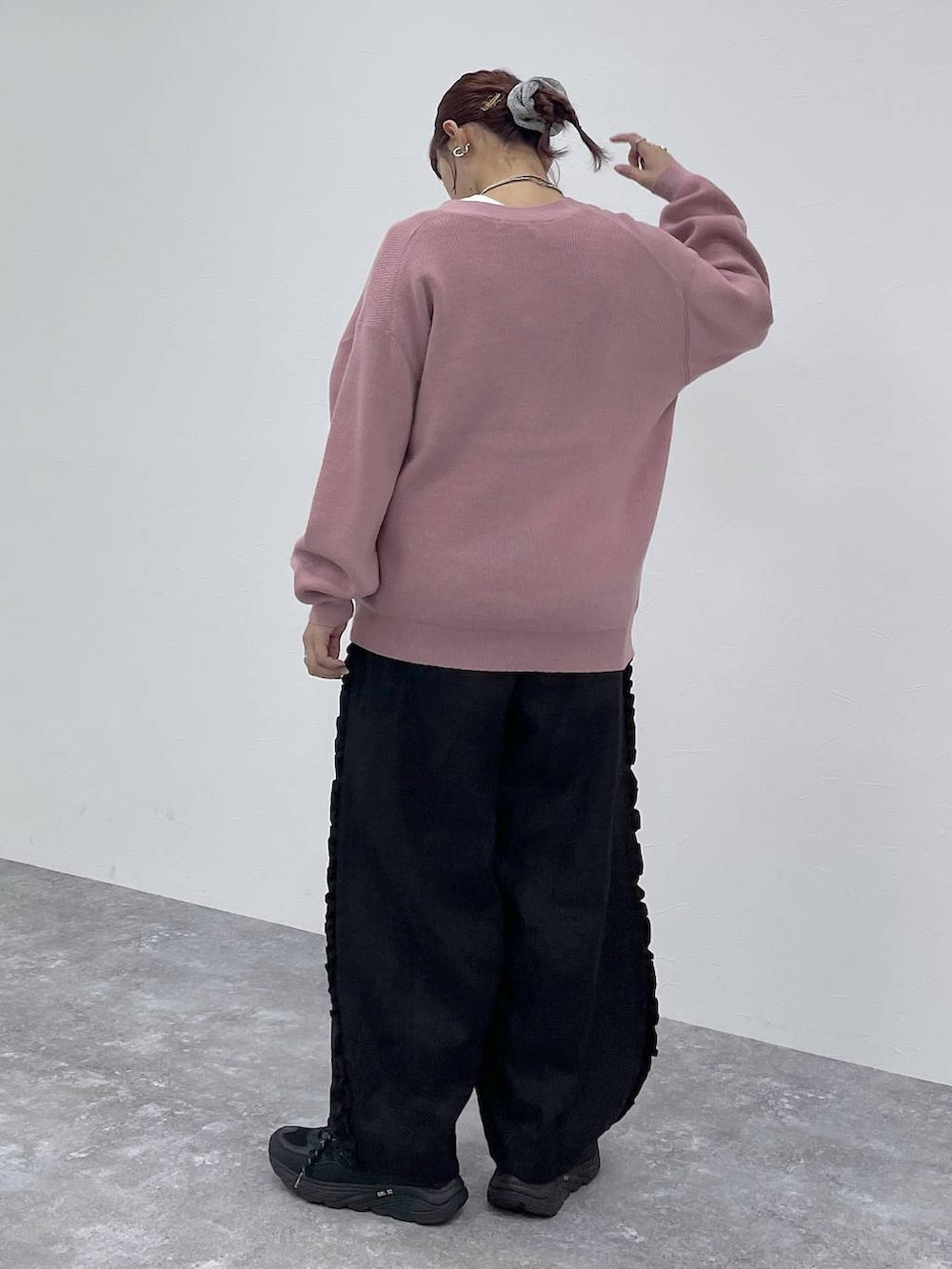 ホワイト系のTシャツ/カットソー、ピンク系のカーディガン/ボレロ、ブラック系のその他パンツを着用したレディースの秋コーディネートの3枚目の写真