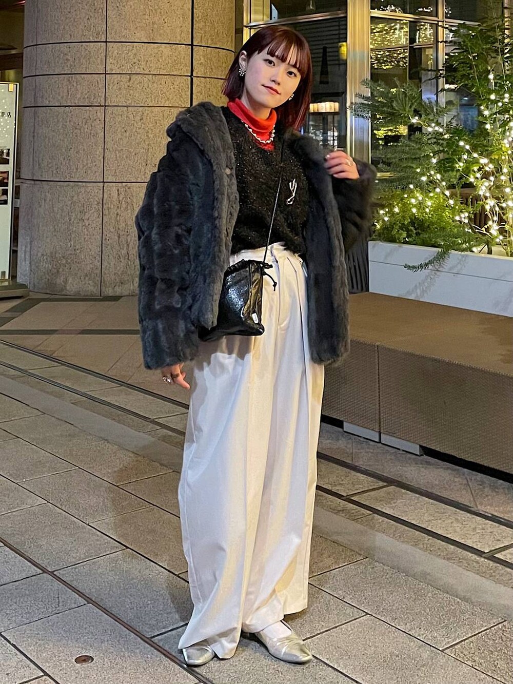 グレー系のブルゾン、ブラック系のニット/セーター、ベージュ系のスラックスを着用したレディースの冬コーディネートの4枚目の写真