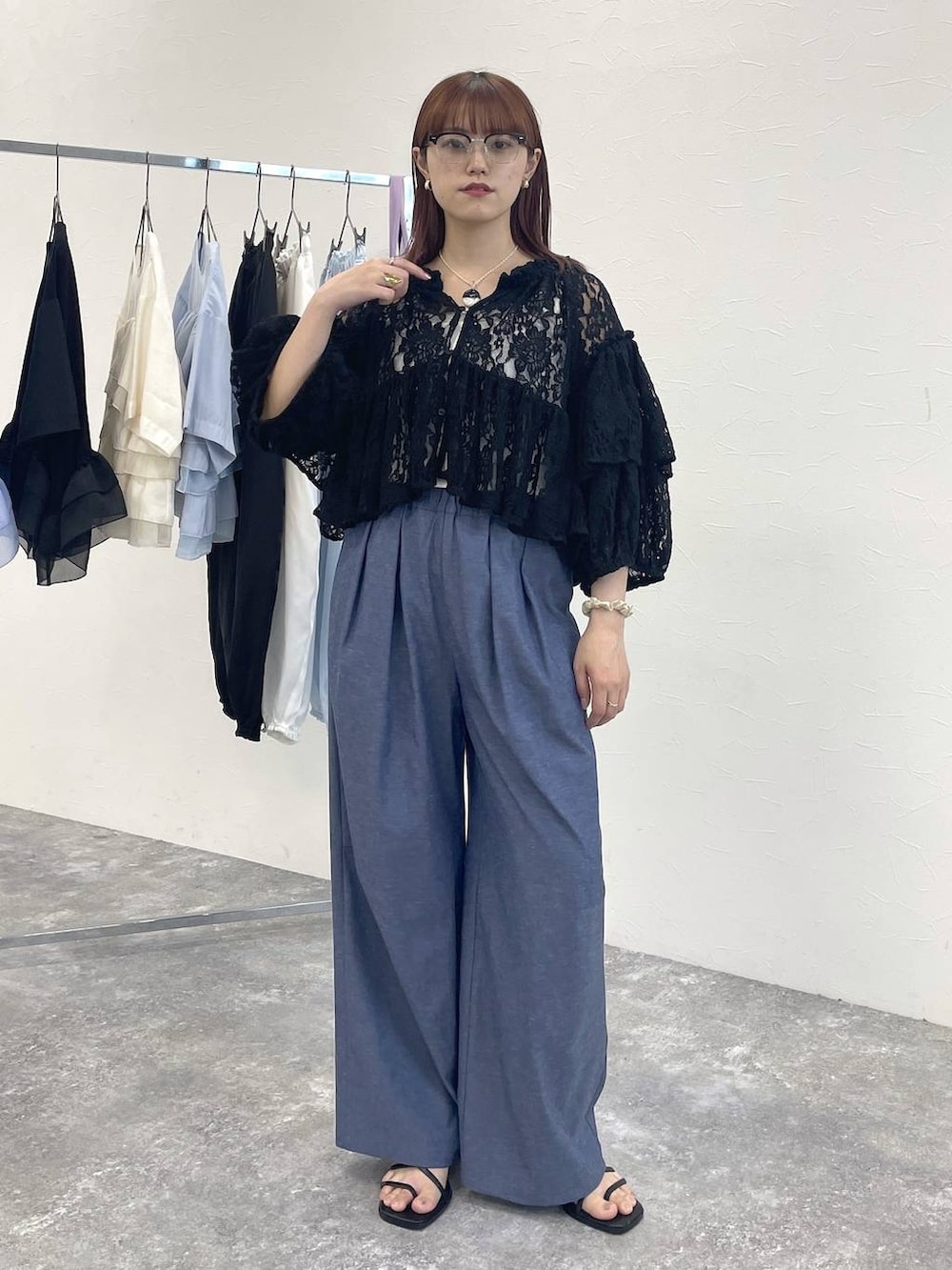 ブラック系のシャツ/ブラウス、ブルー系のデニムパンツを着用したレディースの春コーディネートの5枚目の写真