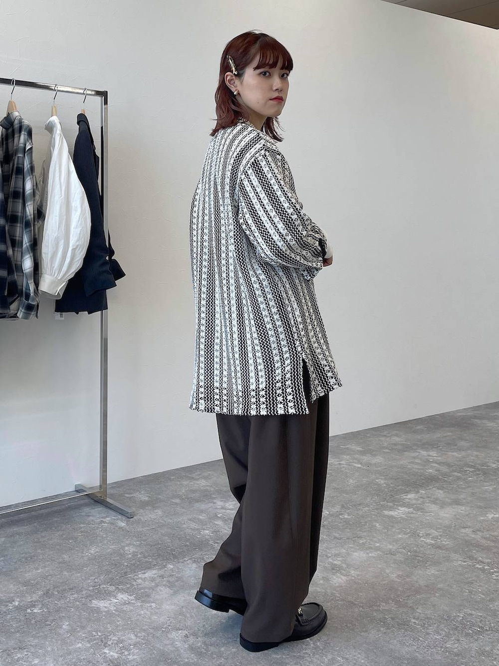 ブラウン系のその他パンツ、グレー系のTシャツ/カットソー、その他のシャツ/ブラウスを着用したレディースの秋コーディネートの2枚目の写真