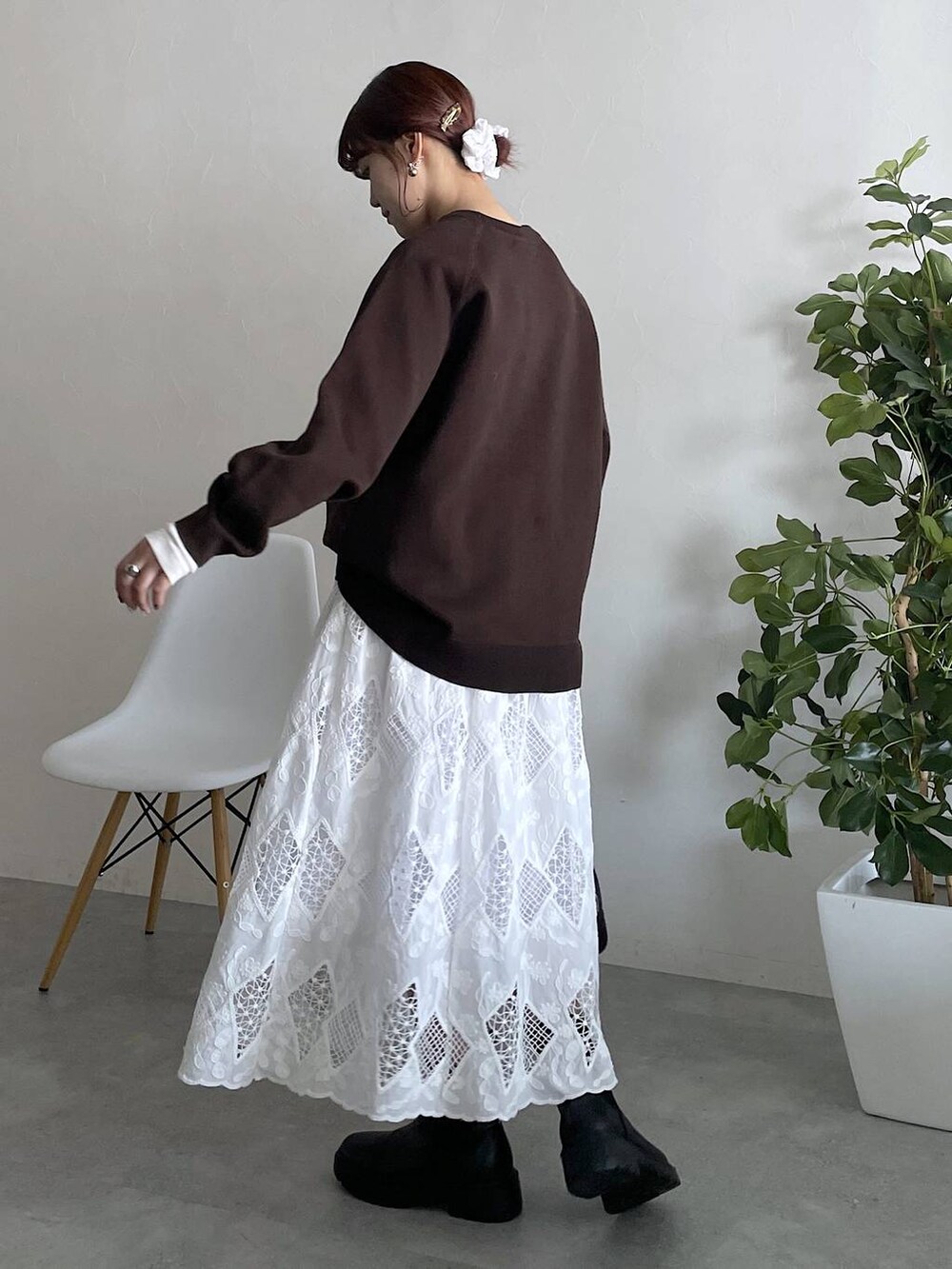 ホワイト系のTシャツ/カットソー、グレー系のニット/セーターを着用したレディースの秋コーディネートの5枚目の写真