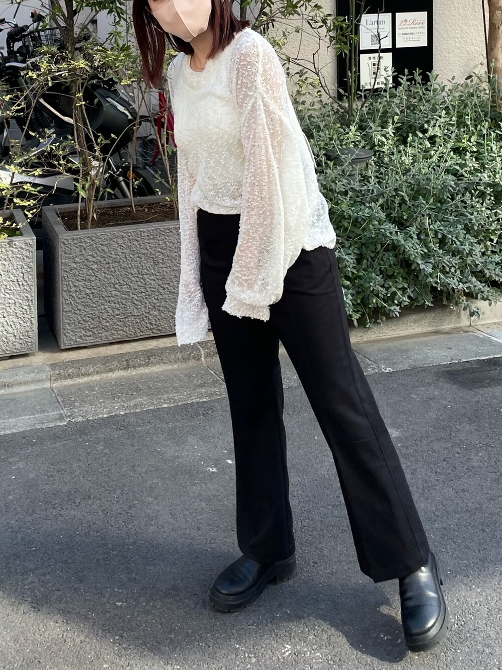 ホワイト系のタンクトップ、ブラック系のスラックス、ホワイト系のバッグを着用したレディースの春コーディネートの5枚目の写真