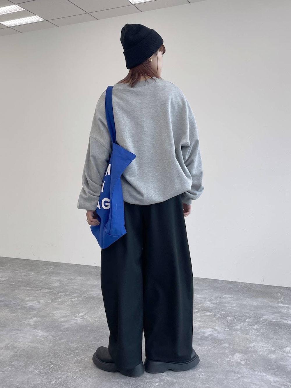 グレー系のスウェット、ブラック系のニットキャップ/ビーニーを着用したレディースの秋コーディネートの4枚目の写真