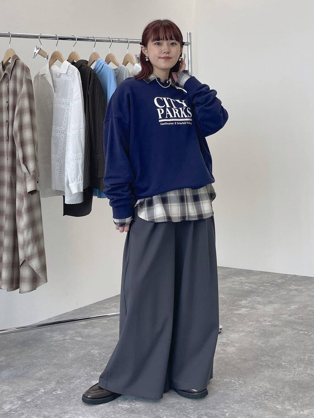 その他のその他パンツ、ブラウン系のローファー、その他のシャツ/ブラウスを着用したレディースの秋コーディネートの3枚目の写真
