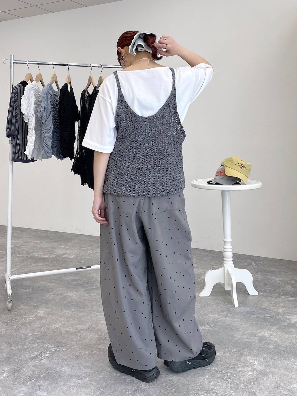 グレー系のベスト、ホワイト系のTシャツ/カットソーを着用したレディースの春コーディネートの4枚目の写真